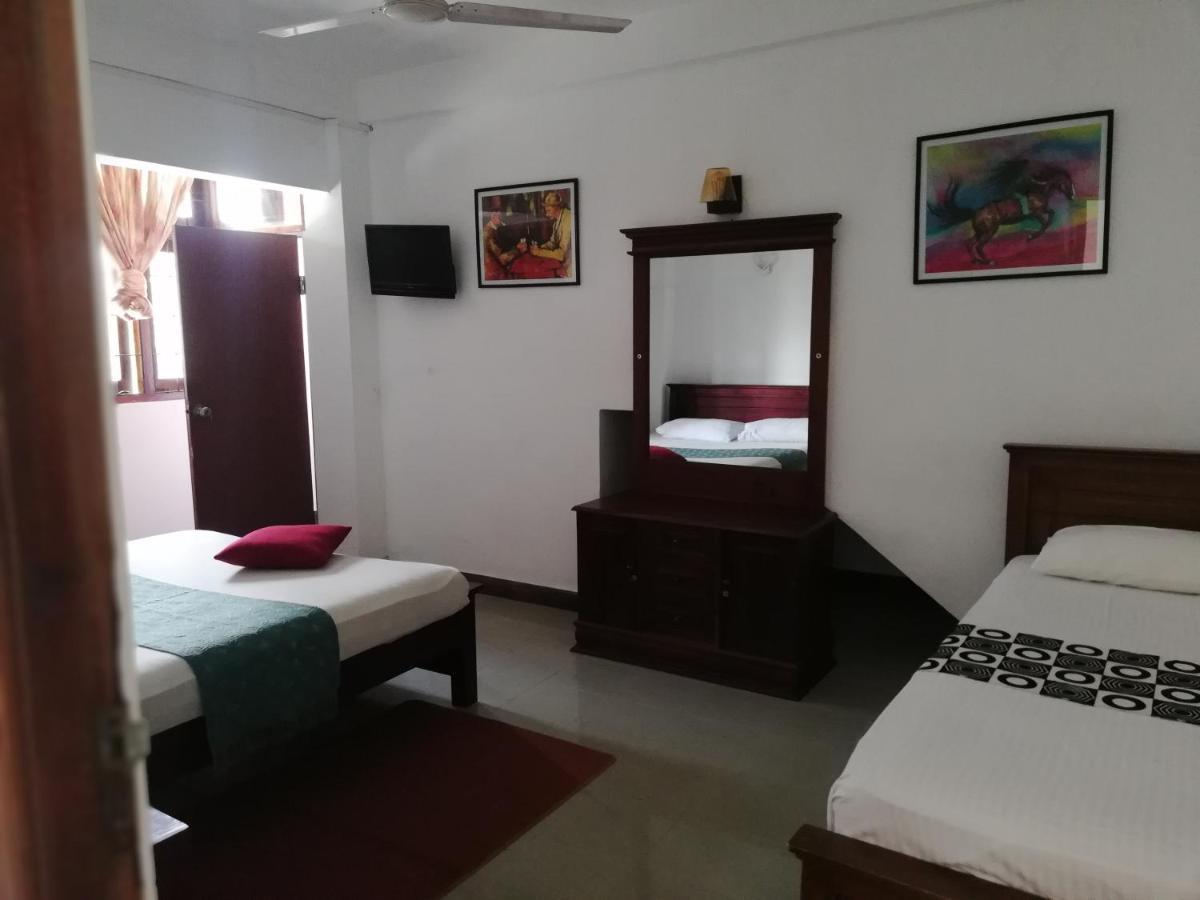 Days Inn B/B Kandy Exterior foto